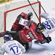 Jakub Sirota ze Sparty faulující Adama Měchuru z Plzně u branky Josefa Kořenáře