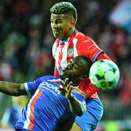 Quadri Adebayo Adediran z Artisu a Kauan Cameiro Da Silva ze Zbrojovky v osobním souboji