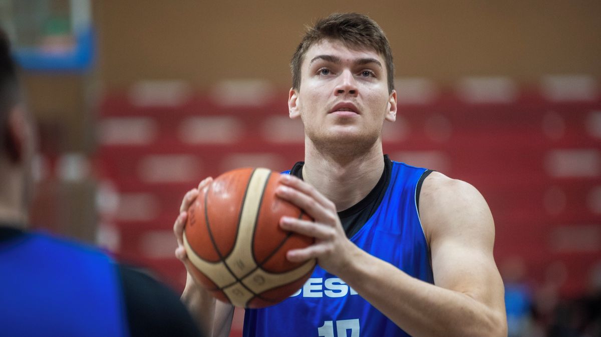 Vážné zranění. Pivot Svoboda si v kvalifikaci MS ve Slovinsku přetrhl vaz v kotníku