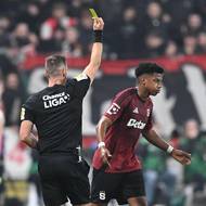 Sparťan John Mercado nakonec viděl žlutou kartu, původně byl ale vyloučen. Rozhodnutí hlavního sudí změnil VAR. 