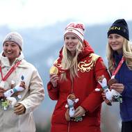 Francouzka Aurelie Richardová, Ruska Varvara Vorončichinová a Švédka Ebba Aarsjoeová - tři nejlepší ženy super-G v kategorii stojících společně zapozovaly fotografům