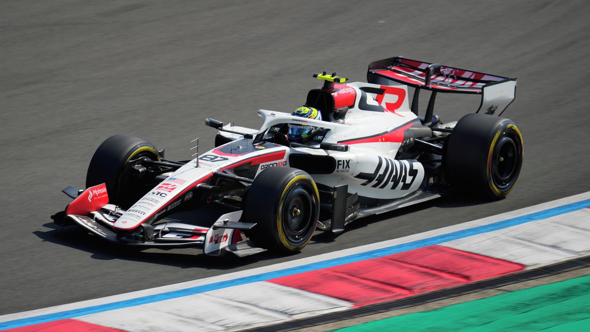 Pilot Haasu v úvodu sezony překonává jezdce McLarenu i Red Bullu