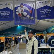 Plakát Radka Zelinky visí v hlavním olympijském obchodě před katedrálou Duomo