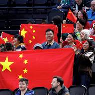 V hledišti haly Santa Giulia bylo k vidění několik čínských vlajek