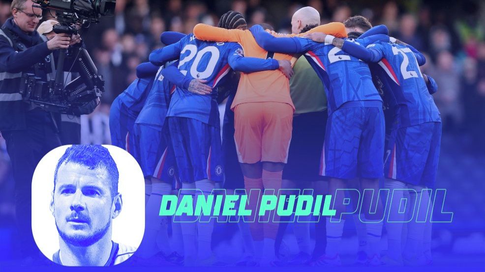 MADE IN ENGLAND: Rozhodčí v kolečku s hráči? Neprofesionální, zbytečně na sebe upozornil