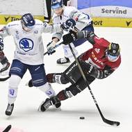 Obránce Plzně Daniel Malák srazil Pavla Kousala ze Sparty. 