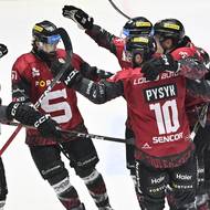 Hokejisté Sparty se radují z gólu. 