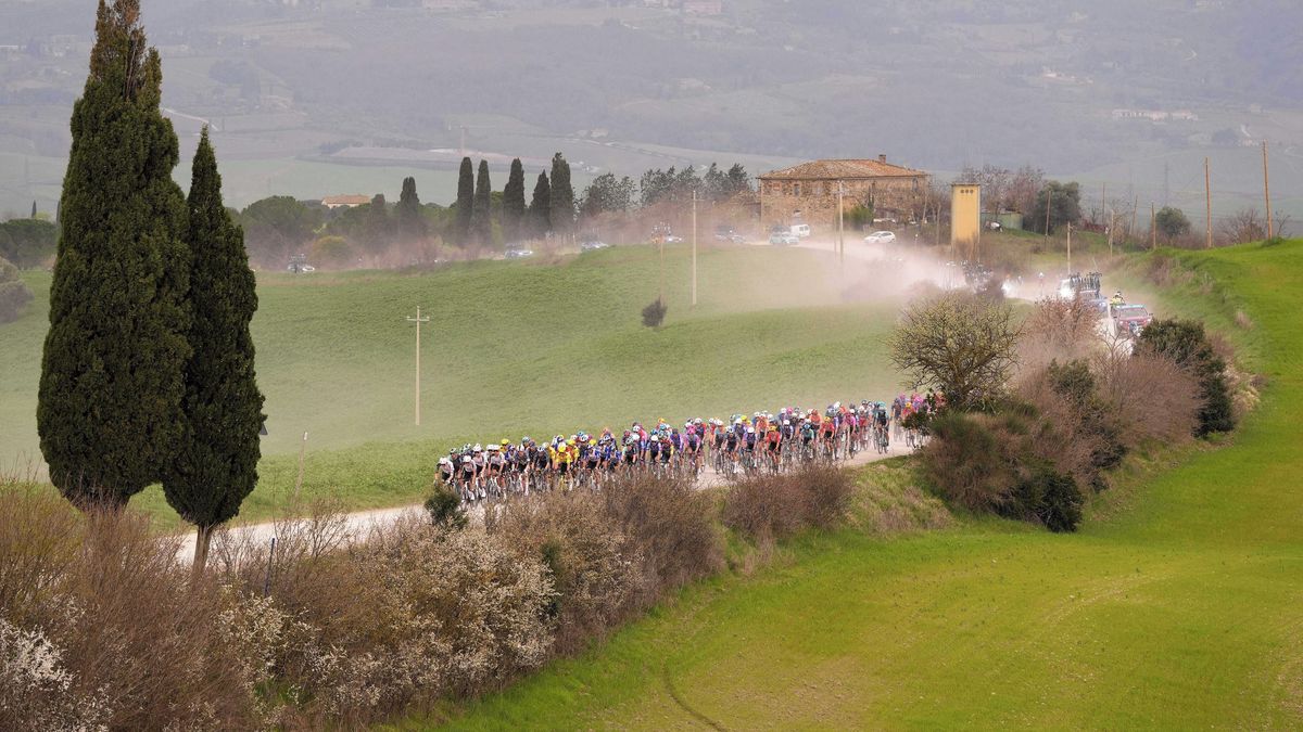 Pogačar zahájil cyklistickou sezonu obhajobou vítězství na prašných cestách v Toskánsku