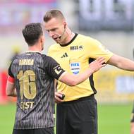 Hradecký kapitán Vladimír Darida v diskuzi s rozhodčím Karlem Roučkem. 