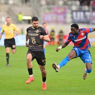 Plzeňský útočník Salim Lawal (vpravo) střílí první gól. 