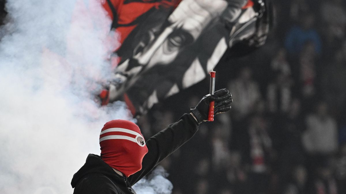 Pálení vlajek, deratizace nebo Forrest. Jak vypadalo derby na tribunách