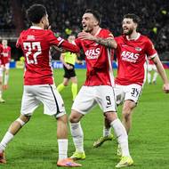 Irská hrozba v dresu Alkmaaru Troy Parrott se raduje z gólu.