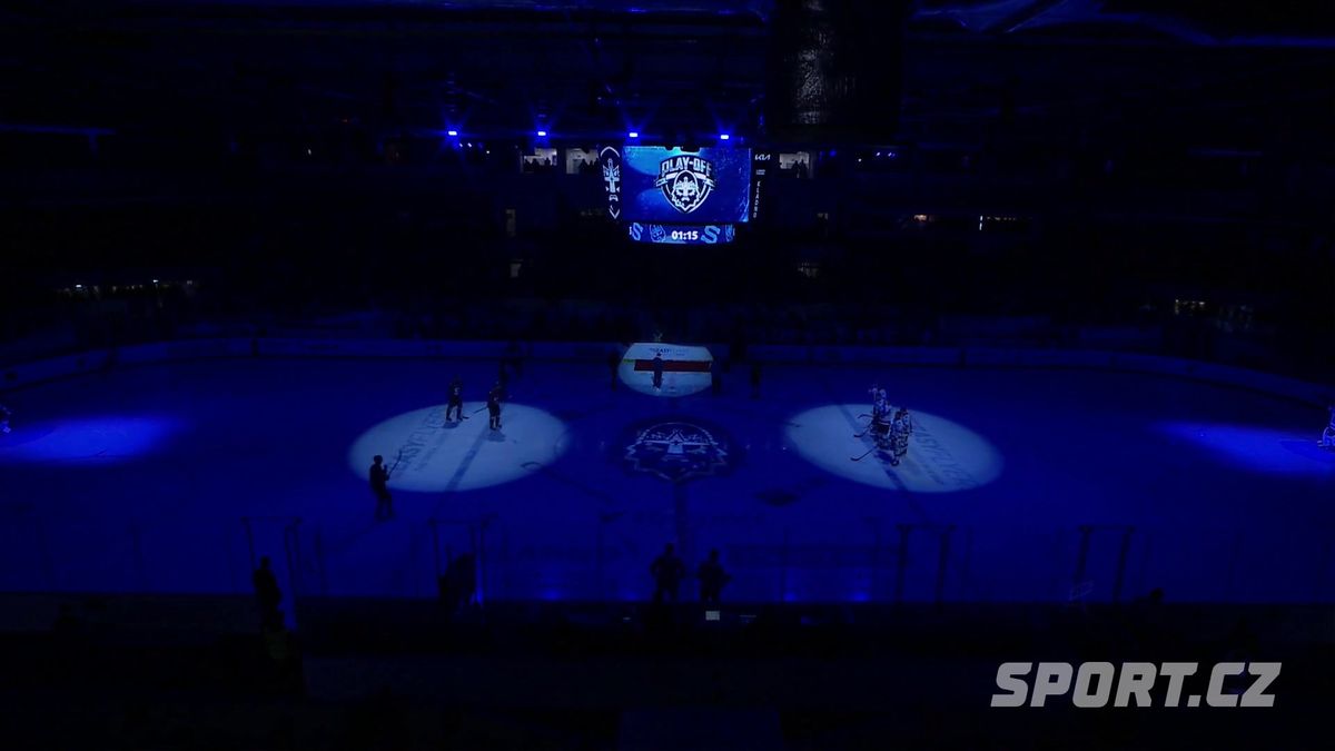 Faux pas na Kladně. Zpěvačka Lounová popletla slova české hymny