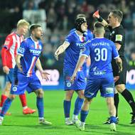 Radim Breite z Artisu (druhý zleva) dostal červenou kartu.