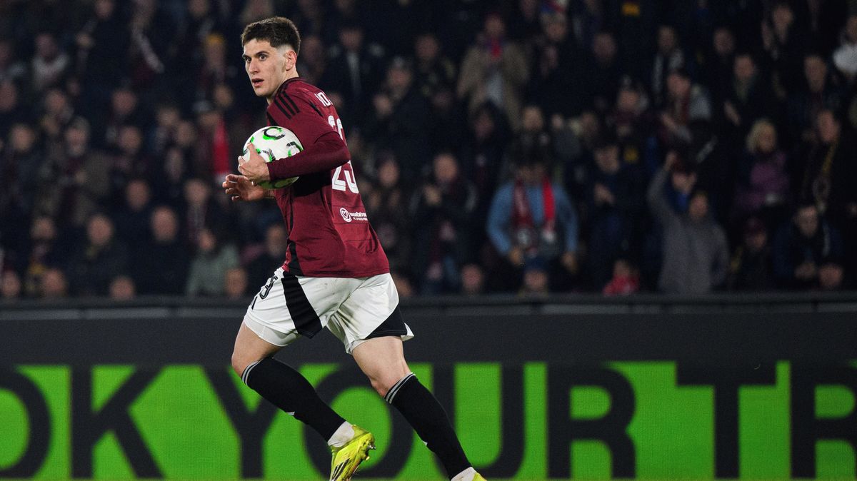 Smolař v rudém dresu. Posilu Sparty opakovaně zarmoutil VAR a čekání pokračuje