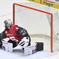 Překonaný brankář Sparty Josef Kořenář. 