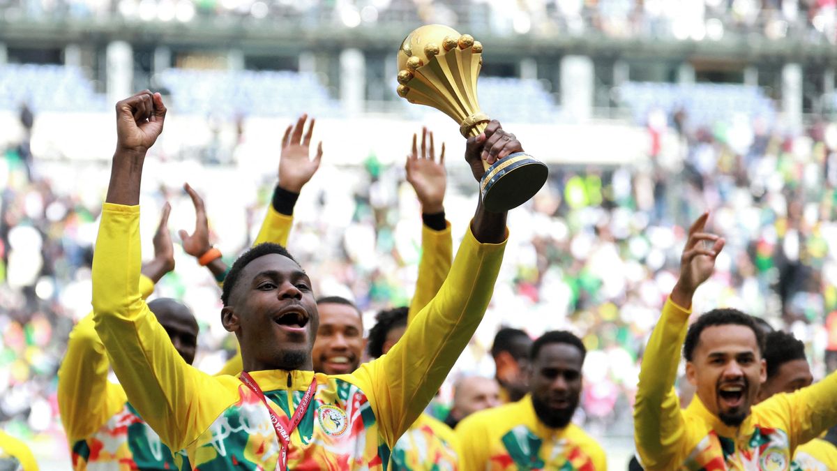 Odebraný titul? Senegalci slavili s trofejí, medaile mají ukryté