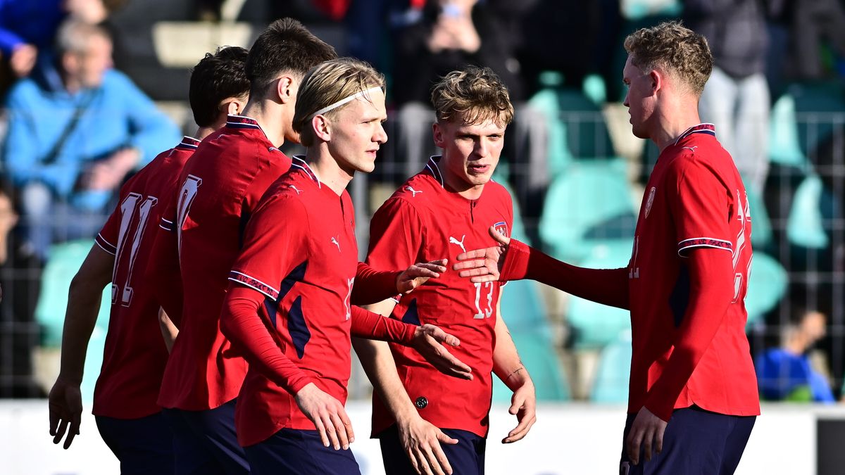 Jednadvacítka odstartovala fotbalový večer drtivou výhrou. Řádil třígólový Mikulenka