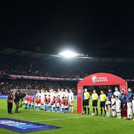 Nástup Čechů a Dánů před zaplněnou Letnou.