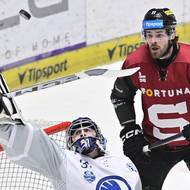 Zleva brankář Plzně Nick Malík a Kryštof Hrabík ze Sparty.