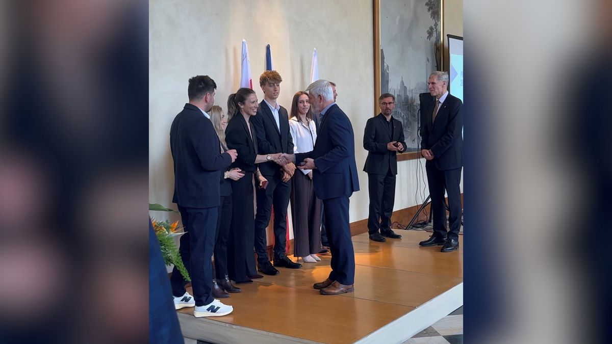 Na hradě bylo veselo. Prezident nechtěl vyčnívat, Jílkovi upadla medaile