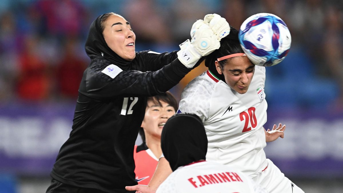 Do očí se jí draly slzy. Fotbalistka Íránu promluvila o situaci v zemi