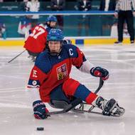 Kapitán parahokejové reprezentace Radek Zelinka s pukem