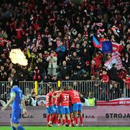 Hráči Zbrojovky se radují z gólu.