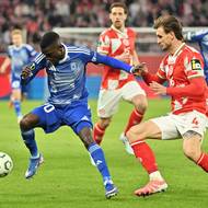 Ahmad Ghali drží míč před Stefanem Poschem.