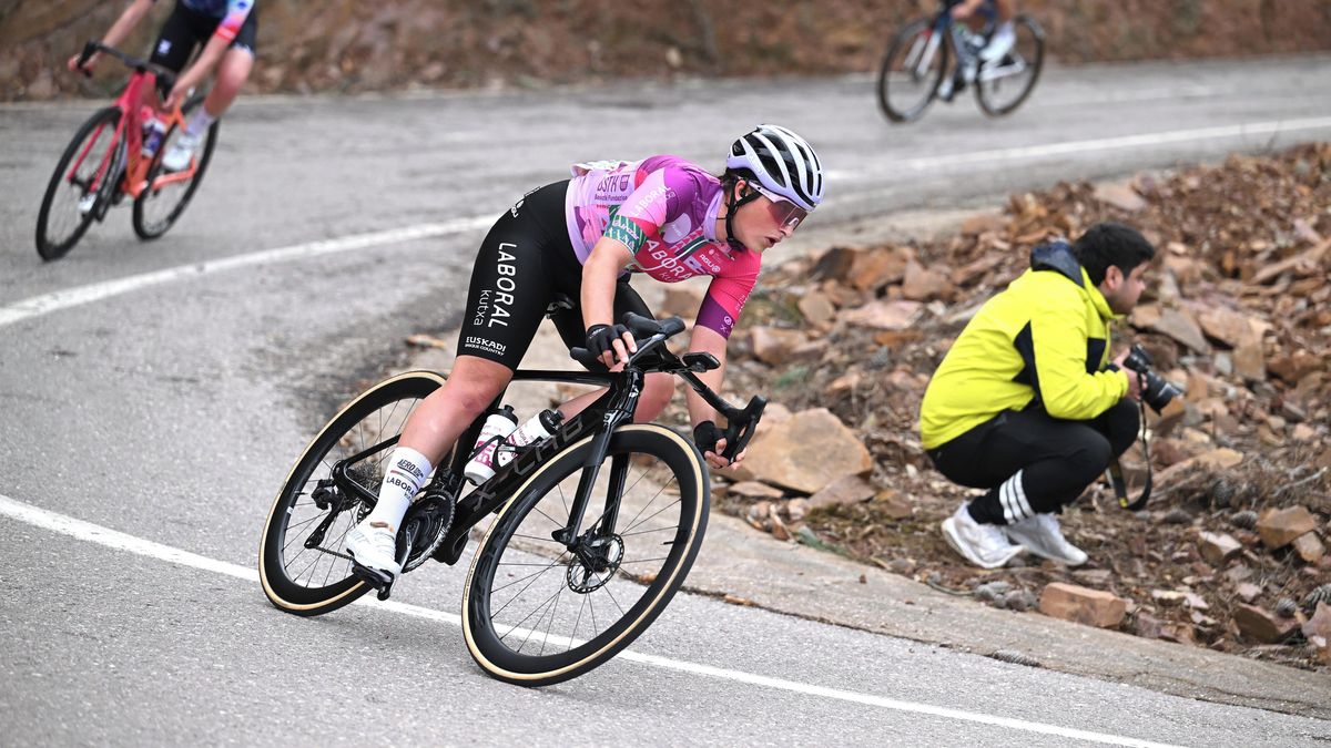 Děsivé chvíle. Italka Silvestriová v závodě Milán-San Remo přeletěla přes svodidla