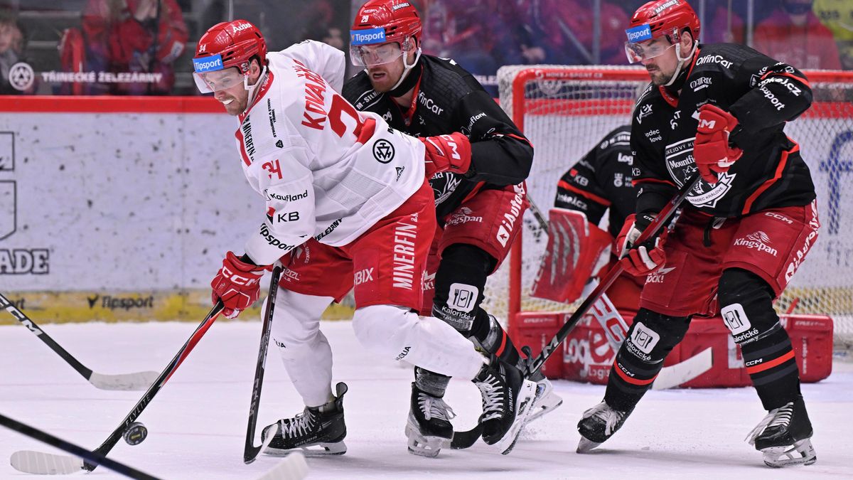 HOKEJ ONLINE: Videomomenty. Hradec si vzal v Třinci náskok zpět, zápas pozdržel zásah zdravotníků v hledišti