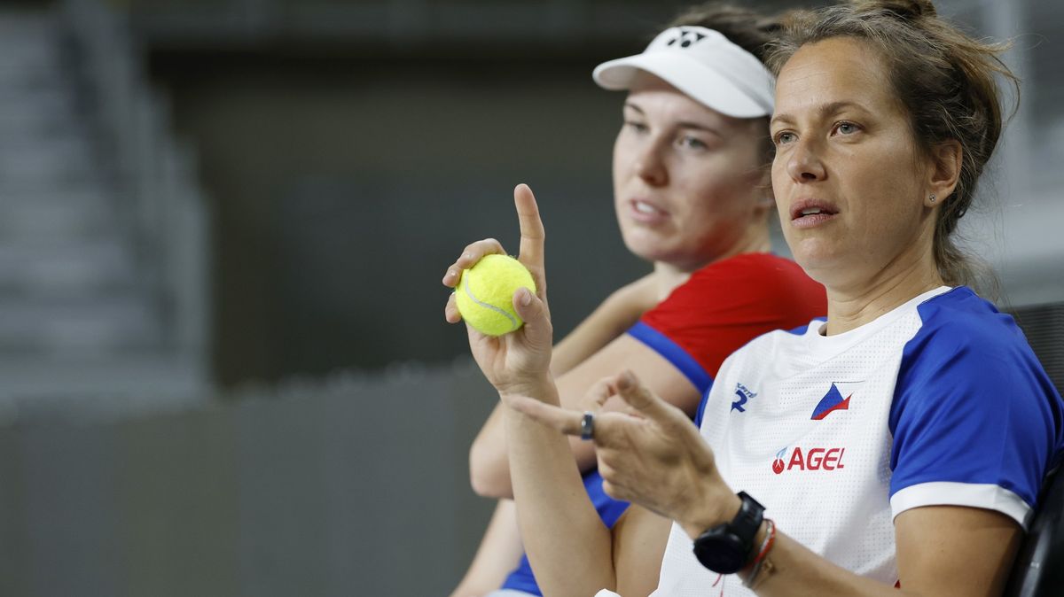 Jsem stará, mám dvě děti a je to super! Na lavičce se budu krotit, slíbila Strýcová