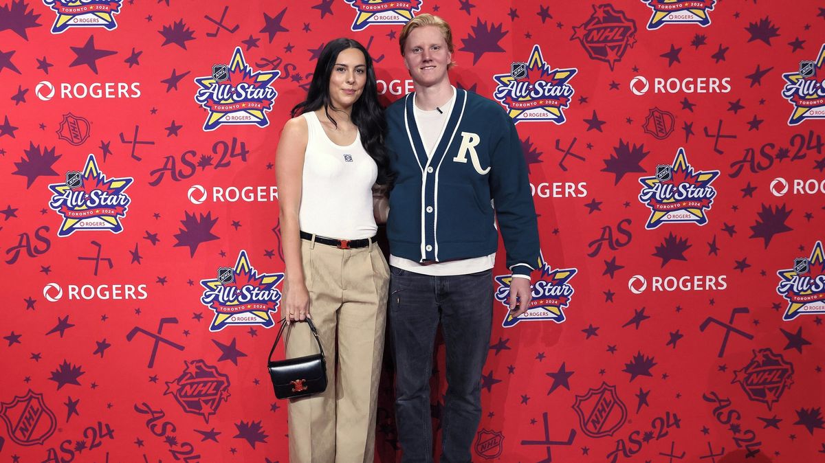 Dojemné momenty v NHL. Aréna tleskala kapitánově znovuzrozené snoubence