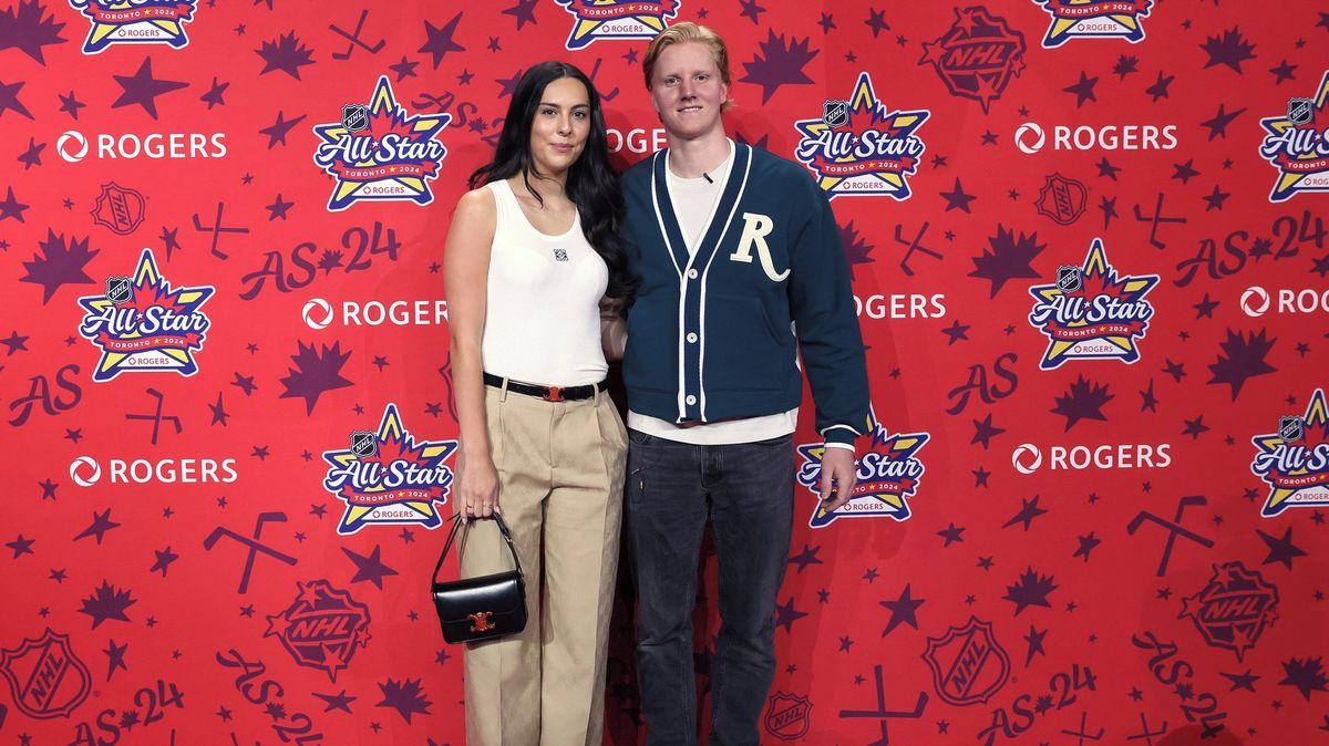 Dojemné momenty v NHL. Aréna tleskala kapitánově znovuzrozené snoubence