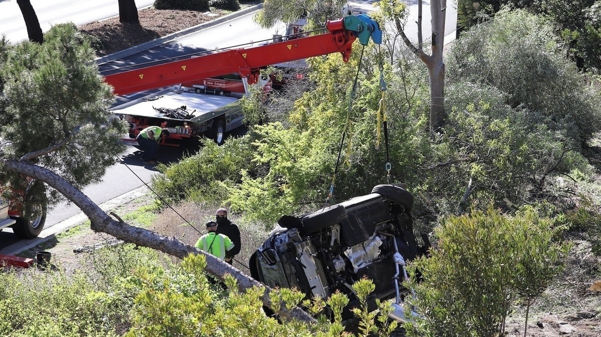 Golfista Woods byl účastníkem dopravní nehody, při níž se převrátilo auto