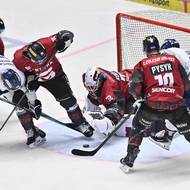 Šance Plzně před brankou sparťanského gólmana Josefa Kořenáře