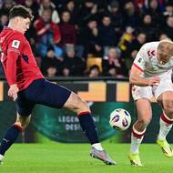 Ladislav Krejčí ukopl míč před Gustavem Isaksenem.