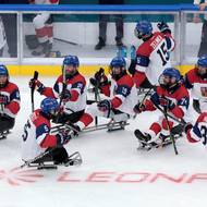 Čeští hráči slaví gól proti Kanadě