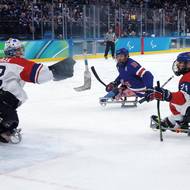Declan Farmer ve třetí třetině završil hattrick.