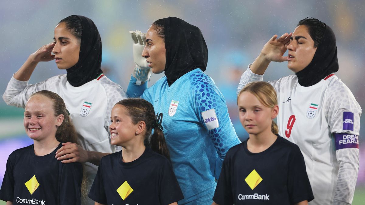Podezřelá změna chování fotbalistek Íránu. Teď už poslušně salutují