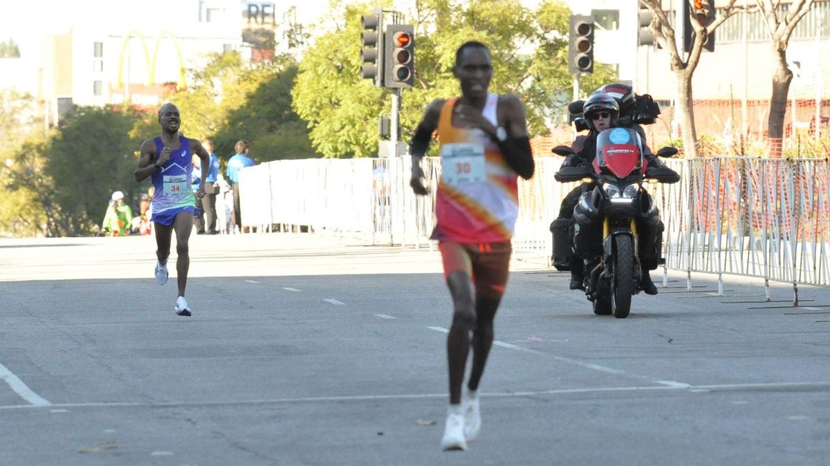 Neskutečný finiš! Vyčerpaný maratonec přišel o triumf nejmenším možným rozdílem
