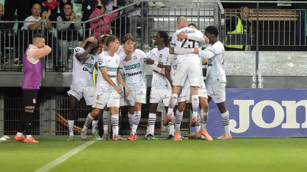 Karviné hrozí vyloučení z ligy, hříšníkům pokuta 10 milionů. Český skandál se řeší i v cizině