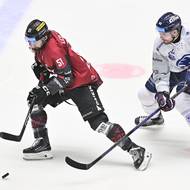 Sparťan Roman Horák kouzlí s pukem před dotírajícím Michalem Teplým z Plzně. 