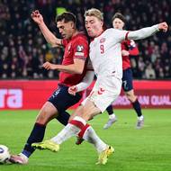 Robin Hranáč brání Rasmuse Hojlunda.