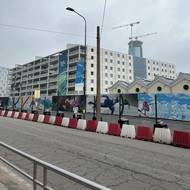 Paralympijská vesnice je lemována zábranami a vstup do ní podléhá přísným kontrolám