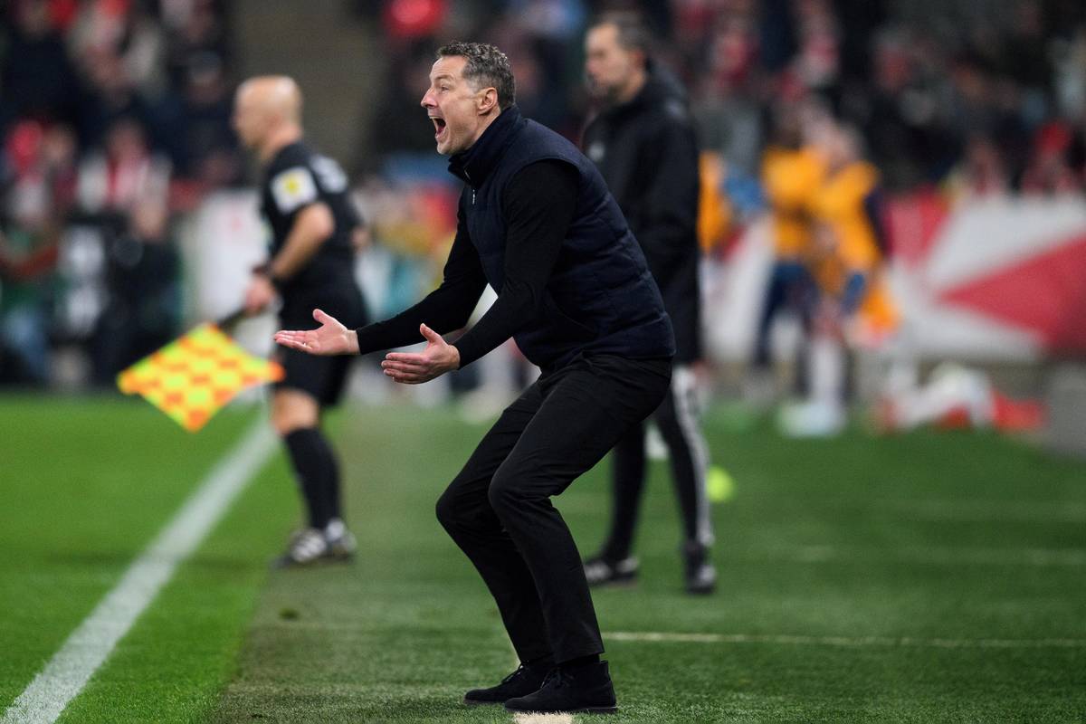 Trenér fotbalové Sparty Praha Brian Priske během derby v Edenu.