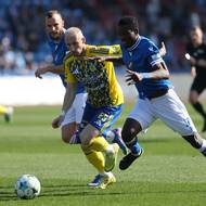 Zleva útočník Baníku Václav Jurečka, obránce Zlína Miloš Kopečný, a útočník Baníku Abdallah Gning