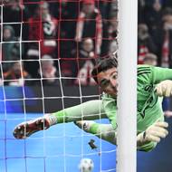 Brankář Sparty Jakub Surovčík neměl nárok na penaltu Tomáše Chorého. 