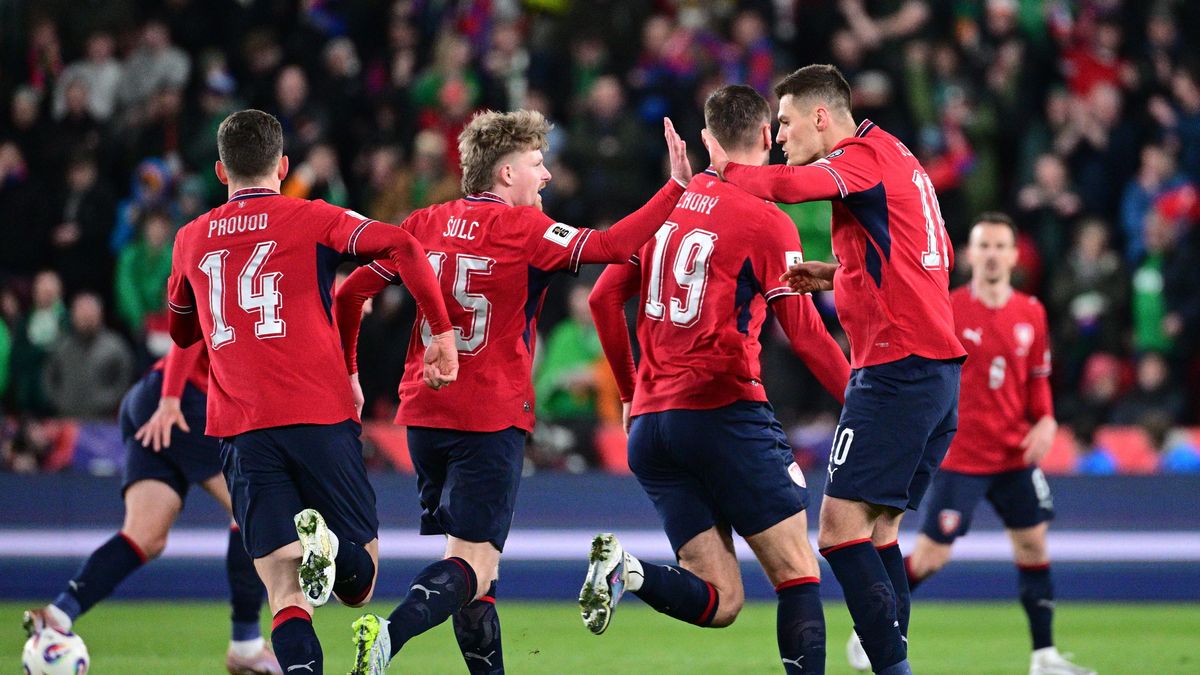 FOTBAL ONLINE: Bouřlivý duel v Edenu. Češi vstřelili gól naděje, s Iry ale stále prohrávají