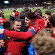 Oslavy přímo na hřišti.